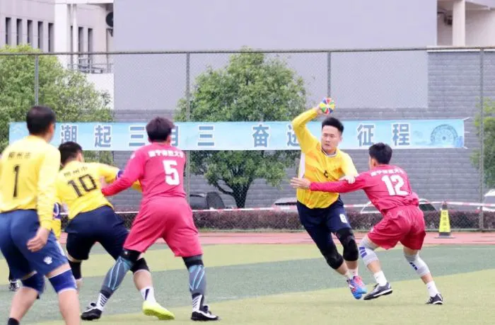 如何在篮球冬令营中加强体能训练?_2